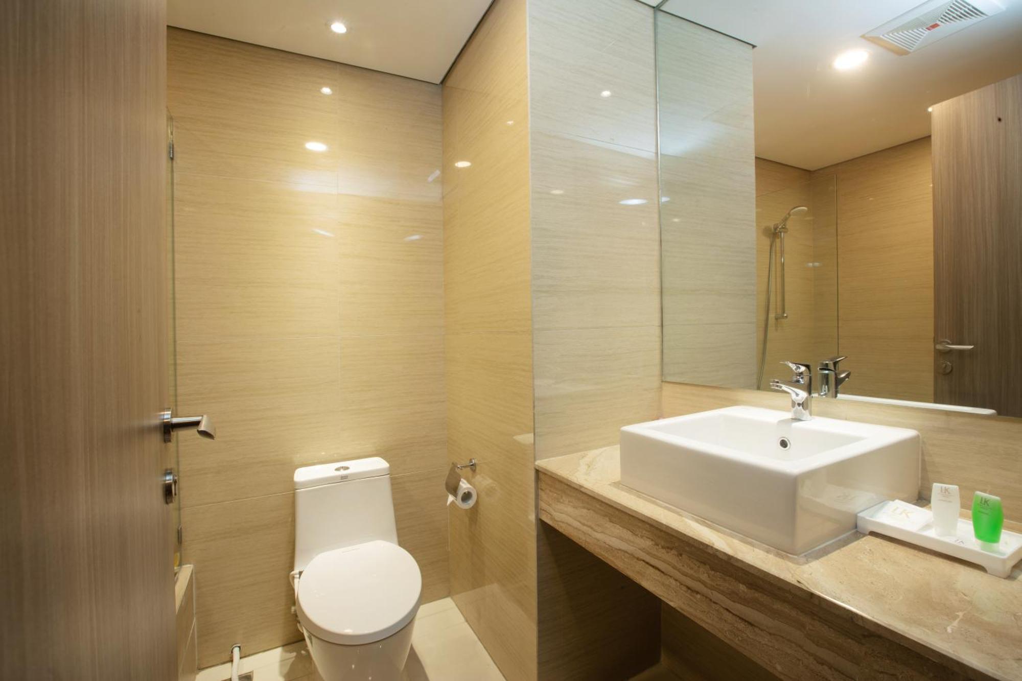 Louis Kienne Cikarang Hotel & Service Apartment Bekasi Exterior foto