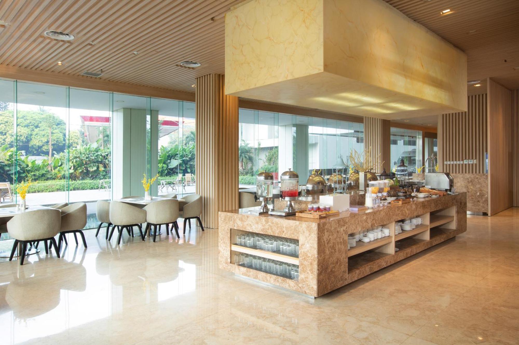 Louis Kienne Cikarang Hotel & Service Apartment Bekasi Exterior foto